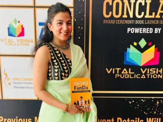 Jyoti holding a copy of the book ZERO STRESS FunDa at the Vital Vishwa Publications book launch